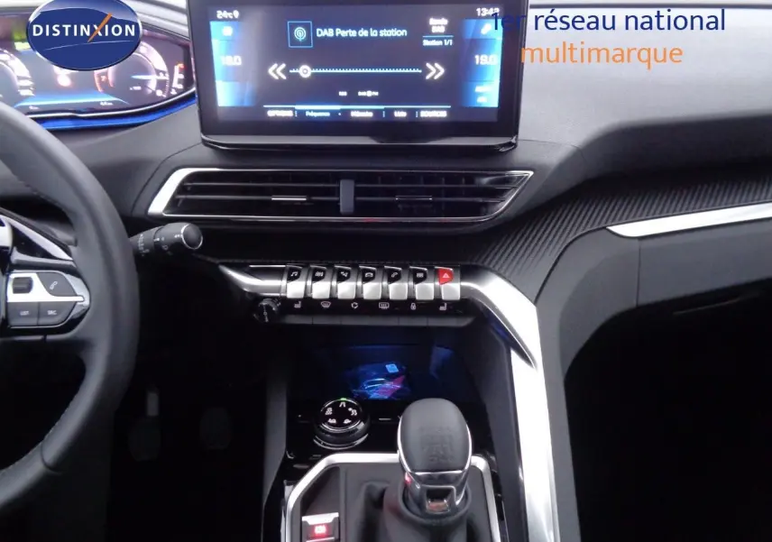 Intérieur du Peugeot 3008 2023, vue centrale sur la console avec écran tactile et levier de vitesse manuel noir.