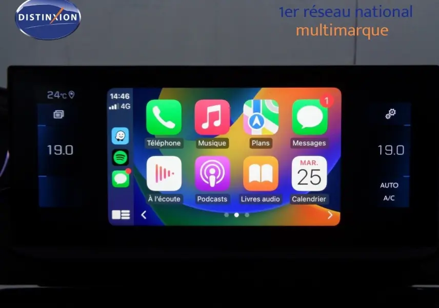 Écran tactile central du Peugeot 3008 2023 affichant Apple CarPlay avec température intérieure à 19°C.