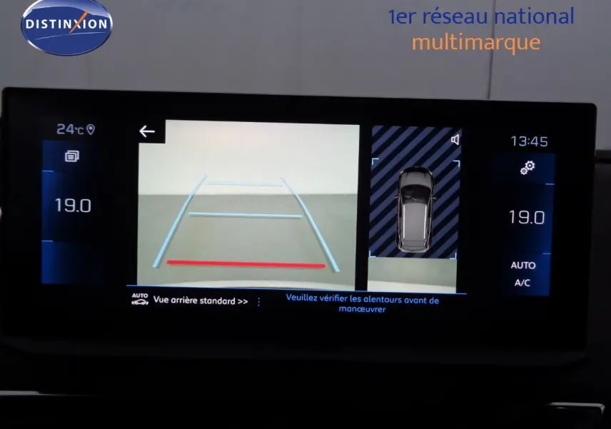 Écran multimédia du Peugeot 3008 noir perle métal montrant la caméra de recul et l'affichage de la climatisation à 19°C.