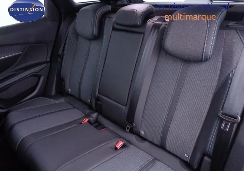 Vue intérieure arrière des sièges arrière du Peugeot 3008 2023, tissu gris avec surpiqûres bleues et ceintures noires.
