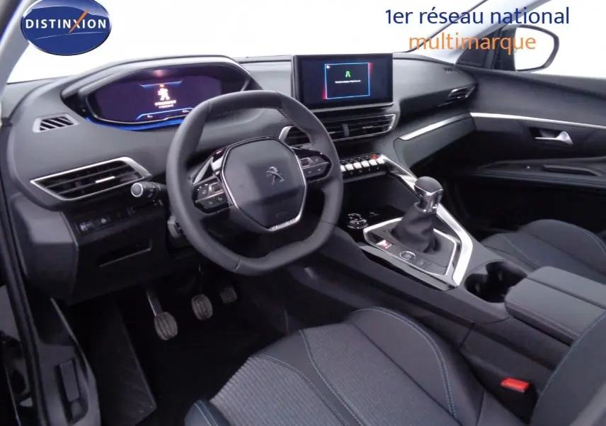 Intérieur avant droit du Peugeot 3008 noir perle métal 2023, volant compact, tableau de bord numérique et levier de vitesse manuel.