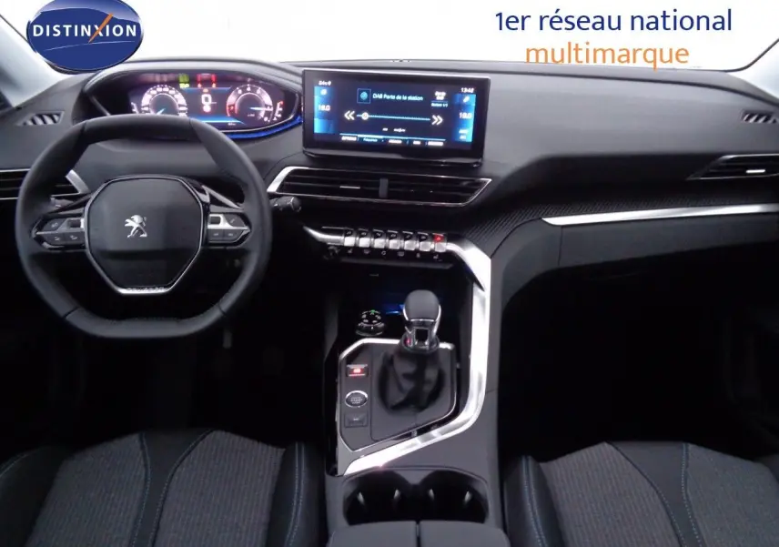 Vue intérieure du tableau de bord du Peugeot 3008 2023, avec volant compact, écran tactile central et console moderne.