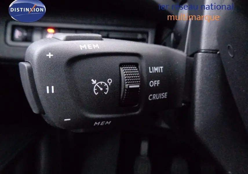 Gros plan sur la commande de régulateur de vitesse du Peugeot 3008 noir perle métal, côté gauche du volant.