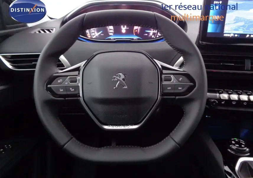 Vue rapprochée du volant cuir noir du Peugeot 3008 2023 avec commandes intégrées et tableau de bord numérique.