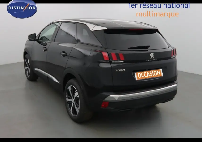 Peugeot 3008 noir perle métal vue 3/4 arrière droit avec feux arrière à griffes rouges et jantes bicolores.