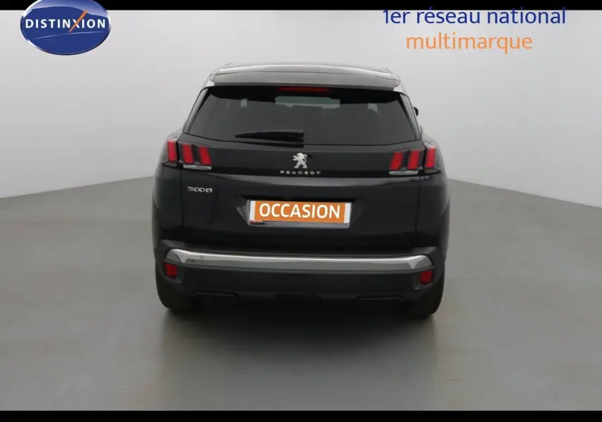 Vue arrière d'un Peugeot 3008 noir perle métal avec feux arrière à trois griffes et plaque Zero KM visible.