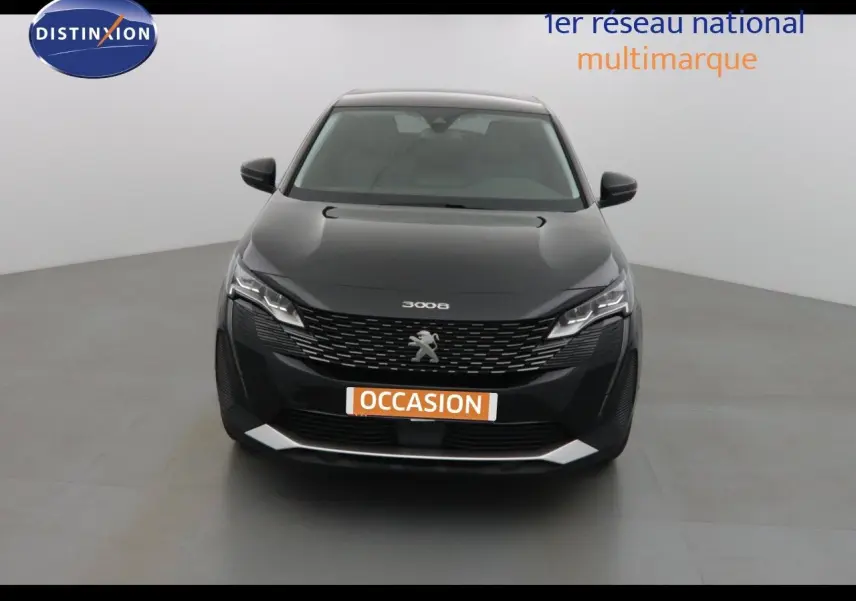 Peugeot 3008 noir perle métal vue de face dans un studio, avec calandre distinctive et phares LED allumés.