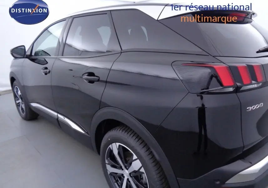 Vue 3/4 arrière droite du Peugeot 3008 noir perle métal avec feux arrière à griffes distinctifs et jantes biton.