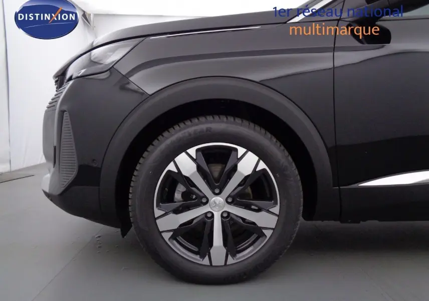 Vue 3/4 avant droit d'un Peugeot 3008 noir perle métal avec jantes alliage et phares LED distinctifs.