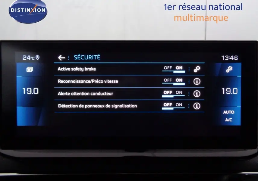 Écran tactile intérieur du Peugeot 3008 2023 montrant les réglages de sécurité activés en mode nuit.