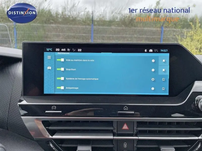 Écran tactile central affichant les aides à la conduite dans l'habitacle d'une Citroën C4 gris 2024.
