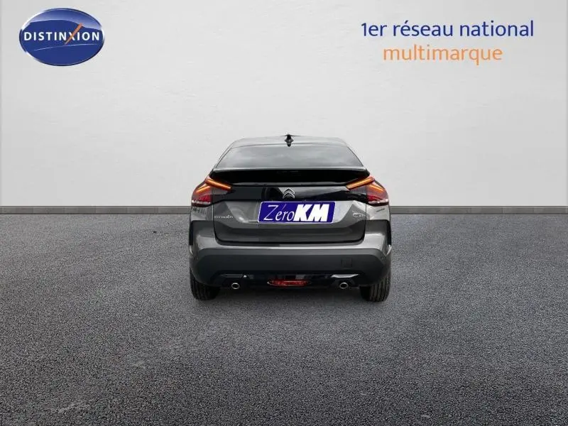 Vue arrière d'une Citroën C4 grise 2024 avec feux arrière LED et double sortie d'échappement visible.