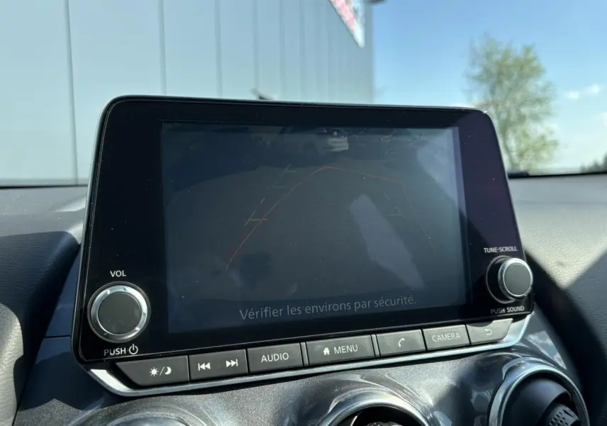 Écran central affichant la caméra de recul dans l'habitacle du Nissan Juke gris Dark Metal 2024.