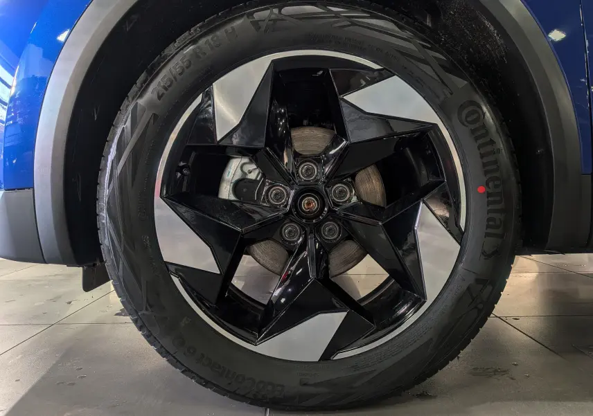 Gros plan sur la jante noire et argentée du Renault Captur Bleu Iron, mettant en valeur le pneu Continental 18 pouces.