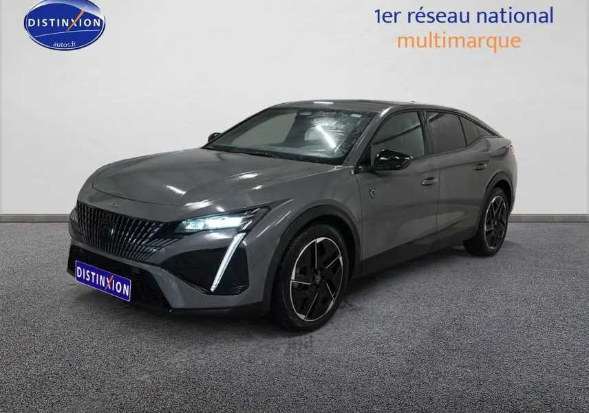 Peugeot 408 Hybrid gris Sellenium en 3/4 avant droit, avec feux LED et jantes alu noires distinctives.