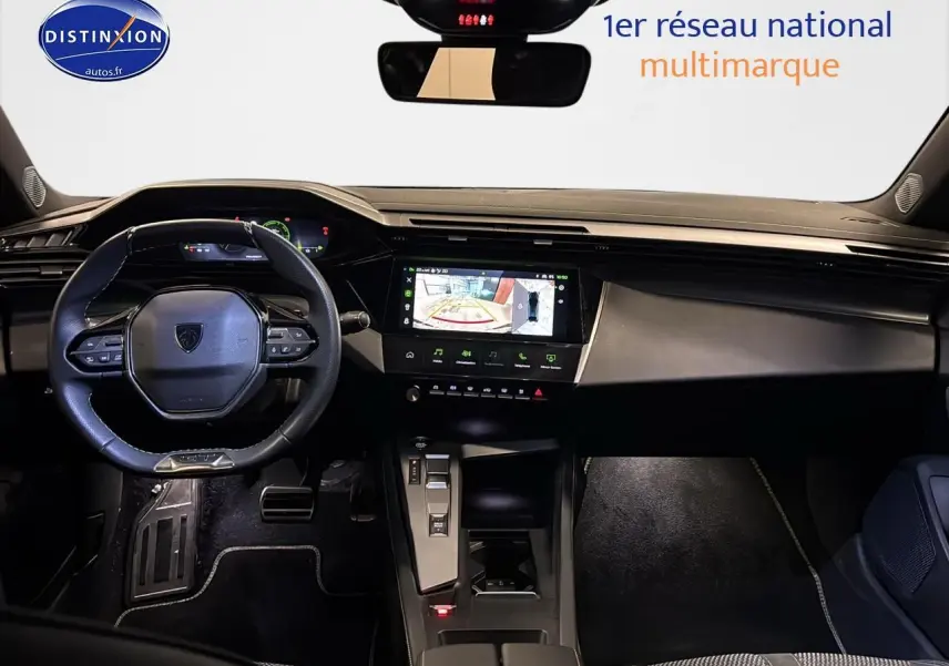 Intérieur avant de la Peugeot 408 Hybrid gris sélénite, tableau de bord moderne avec écran tactile et volant cuir multifonctions.