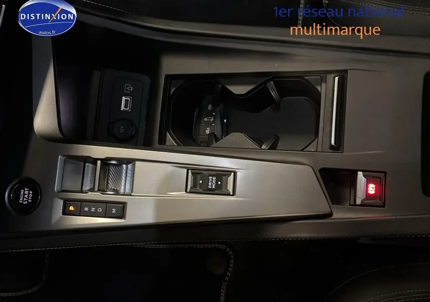 Vue rapprochée de la console centrale grise sélénite avec commandes boîte auto et porte-clés Peugeot 408 Hybrid.