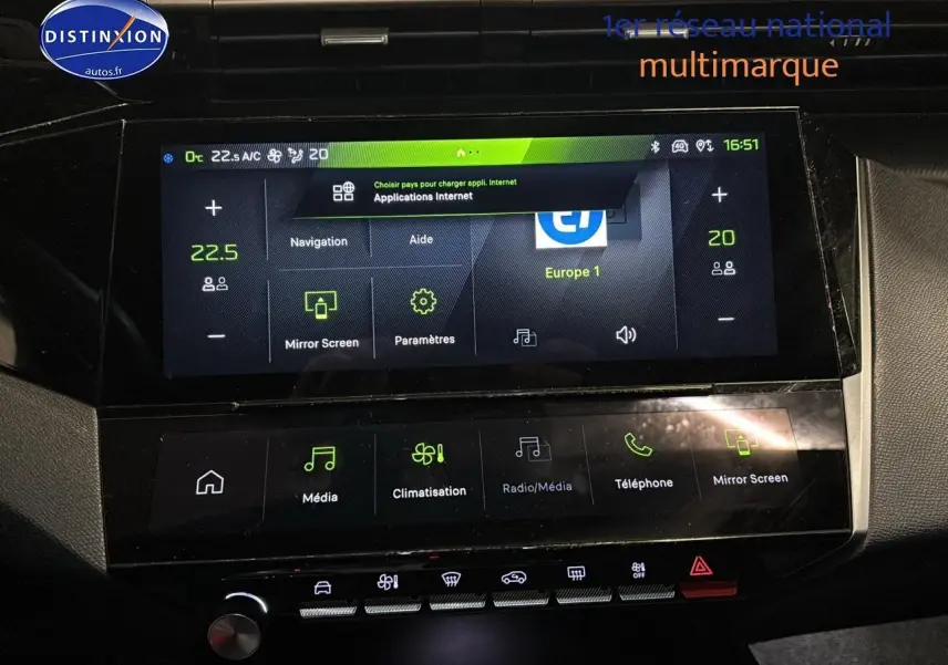 Vue rapprochée de l’écran tactile central et des commandes multimédia du Peugeot 408 Hybrid gris Sellenium e.