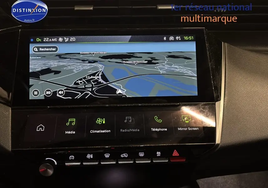 Vue intérieure centrée sur l'écran tactile multifonction du tableau de bord de la Peugeot 408 Hybrid 145 GT gris Selenium.