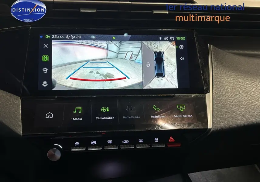 Écran tactile intérieur montrant la caméra de recul et l'affichage 360° du Peugeot 408 Hybrid gris Selenium e.
