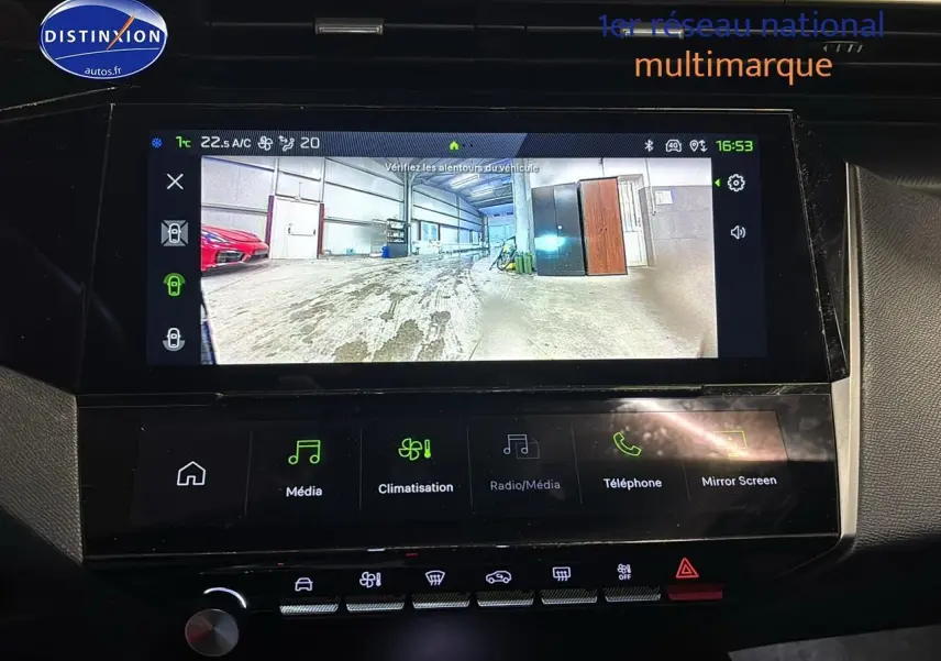 Écran tactile central montrant la caméra de recul dans l’habitacle d’une Peugeot 408 gris sellenium e, vue de face.