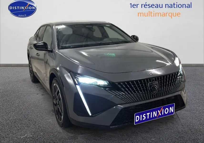 Vue 3/4 avant droit d'une Peugeot 408 Hybrid gris sellenium avec phares LED allumés et calandre distinctive.