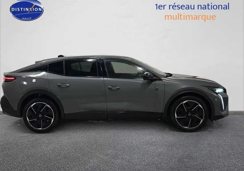 Vue de profil côté gauche d’une Peugeot 408 Hybrid 145 GT gris sélénite avec jantes alliage noires et feux LED allumés.