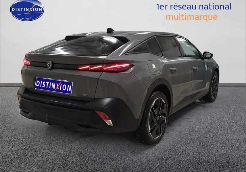 Vue 3/4 arrière droite d’une Peugeot 408 Hybrid 145 GT gris sélénite avec feux LED et jantes alliage noires.