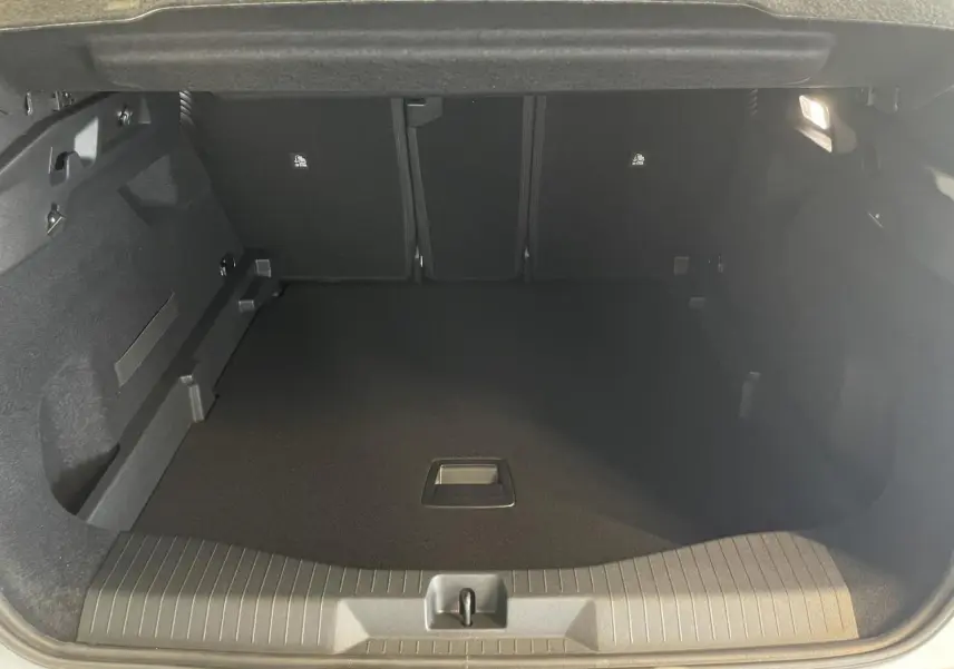 Coffre ouvert vu de l'arrière du Citroën C5 Aircross blanc avec intérieur noir et espace de rangement vide.