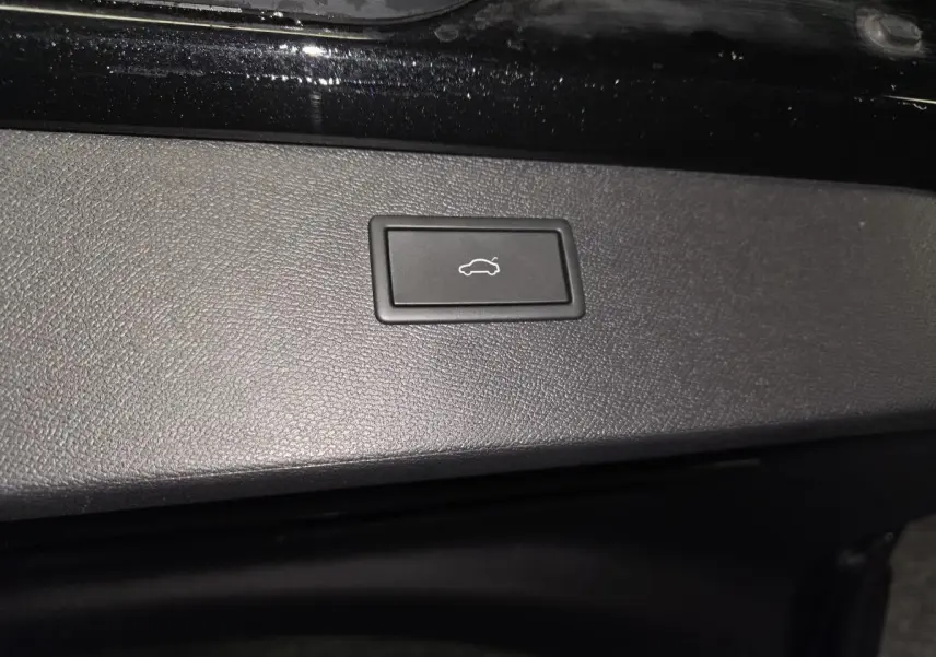 Bouton d'ouverture électrique du hayon sur la garniture intérieure noire d'un CUPRA Formentor noir.