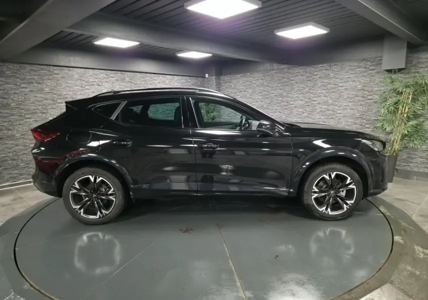 Vue latérale droite du CUPRA Formentor noir 2025 avec jantes alliage 18'' et bas de caisse contrastants noirs.