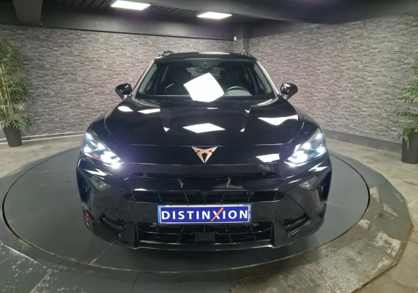 Vue avant d'un CUPRA Formentor noir 2025 avec phares Full LED allumés et logo CUPRA cuivré visible.