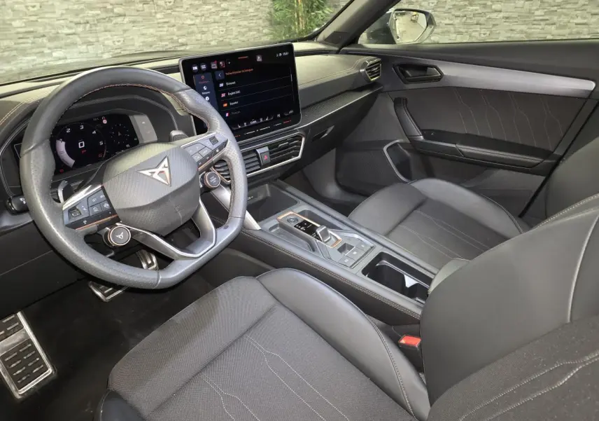 Intérieur noir du CUPRA Formentor 2025 vu côté conducteur, avec volant sport et écran tactile central.