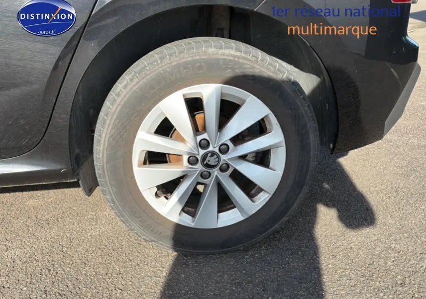 Gros plan sur la roue arrière droite d'une Skoda Kamiq noire avec jante alu à rayons larges.