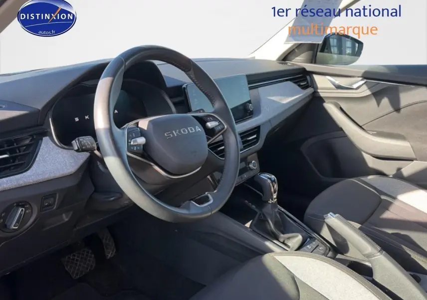 Intérieur de Skoda Kamiq 2025 vu côté conducteur, volant cuir multifonction et tableau de bord moderne gris et noir.