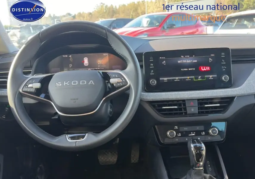 Vue intérieure du tableau de bord et volant cuir multifonction Skoda Kamiq 2025 avec écran tactile et levier de boîte auto.