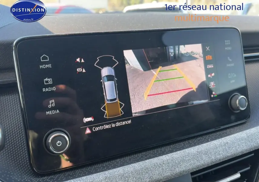 Écran tactile intérieur du Skoda Kamiq 2025 montrant la caméra de recul avec alertes de distance.