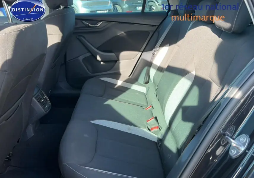 Vue intérieure côté droit montrant la banquette arrière noire et grise du Skoda Kamiq 2025 avec porte ouverte.