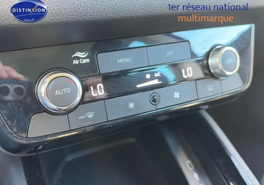 Gros plan sur la commande de climatisation automatique bi-zone noire du Skoda Kamiq 2025 avec affichage digital lumineux.