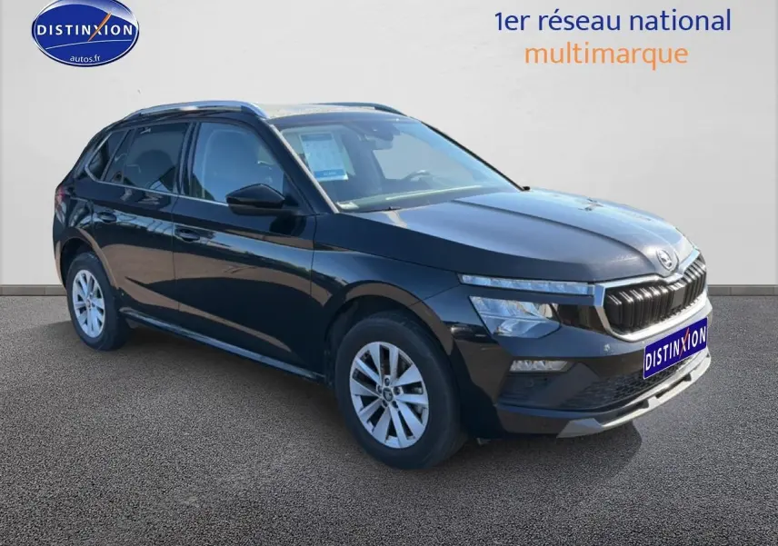 Vue 3/4 avant droite d’un Skoda Kamiq noir avec calandre chromée et jantes alu sur fond neutre.