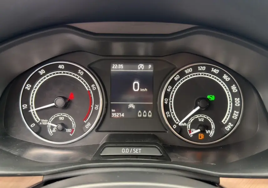 Vue rapprochée du combiné d'instruments digital et analogique du Skoda Kamiq 2023, affichage multifonctions allumé.