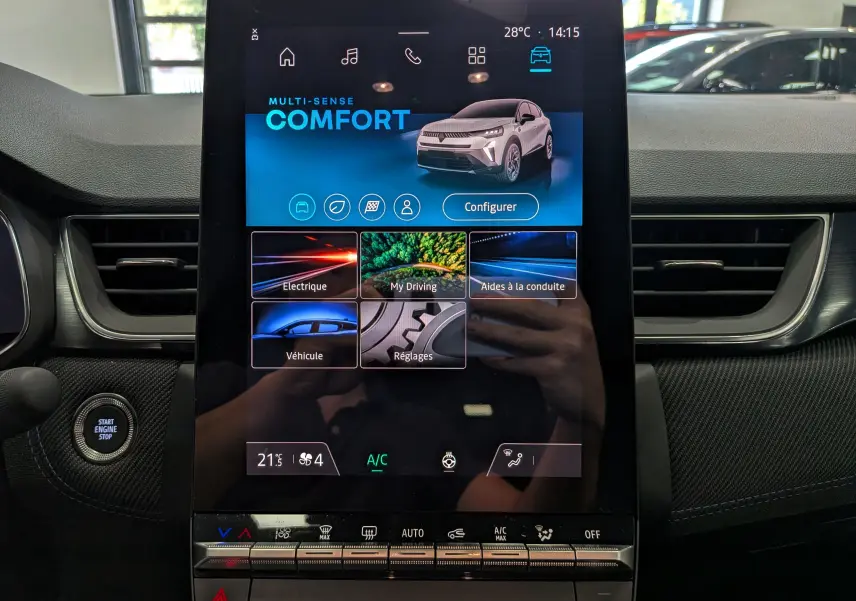 Écran tactile central du Renault Captur E-TECH 2026 affichant le mode Confort et les options de conduite.