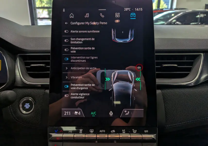 Écran tactile central du Renault Captur E-TECH blanc nacré, affichant les réglages d’aides à la conduite en intérieur.
