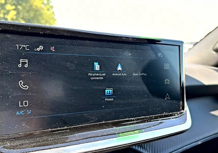 Écran tactile multifonction intérieur du Peugeot 2008 1.2 100 style, affichant connectivité Android Auto et Apple CarPlay.