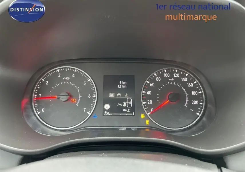 Vue rapprochée du tableau de bord du Dacia Jogger noir nacré, affichant compte-tours, vitesse et écran multifonction.