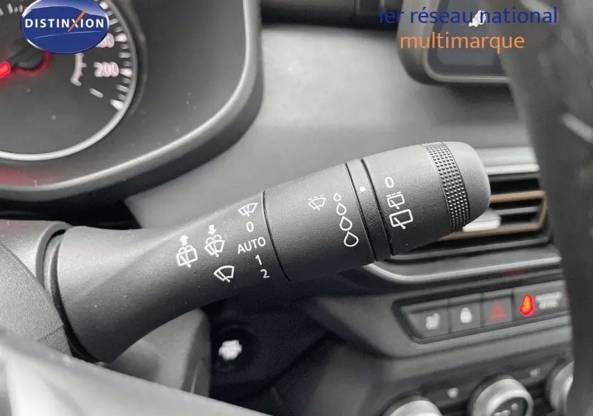 Gros plan sur la commande des essuie-glaces dans l'habitacle noir du Dacia Jogger 2024.