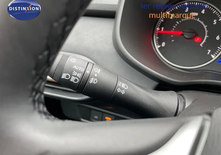 Gros plan sur la commande des phares et clignotants du tableau de bord du Dacia Jogger noir nacré 2024.