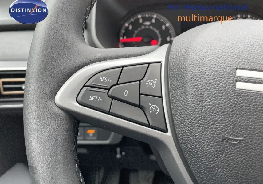Gros plan sur le volant avec commandes de régulateur de vitesse du Dacia Jogger noir nacré 2024.
