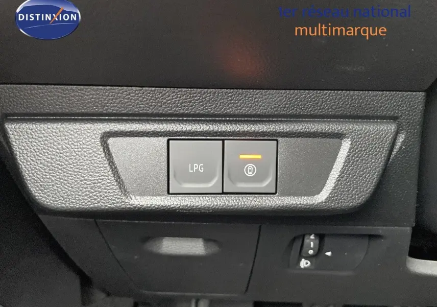 Gros plan sur les boutons LPG et verrouillage centralisé du tableau de bord d’un Dacia Jogger noir nacré.
