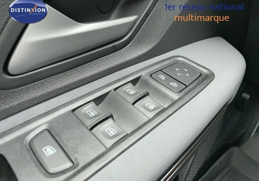 Gros plan sur les commandes de lève-vitres et rétroviseurs côté gauche intérieur d’un Dacia Jogger noir nacré.